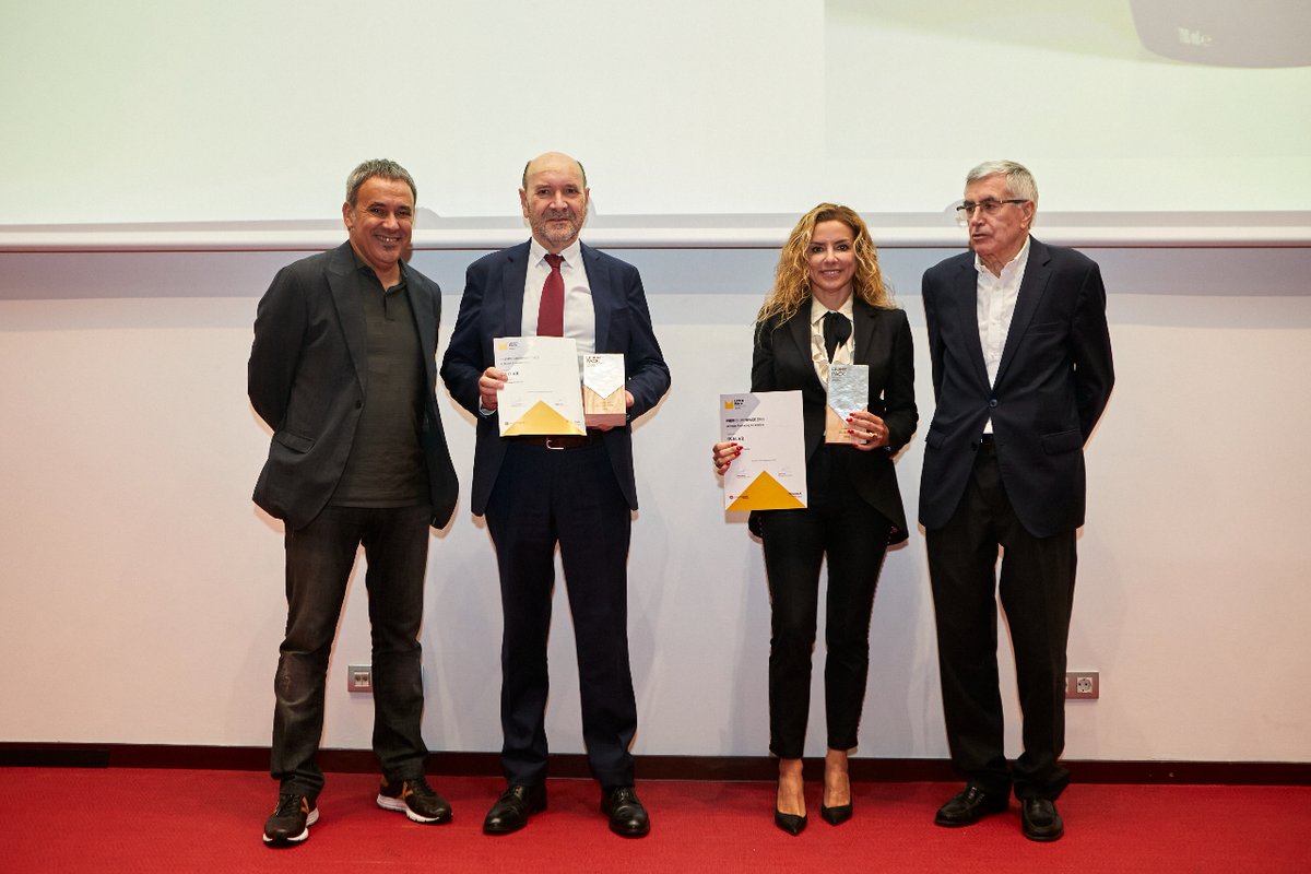 ovelar_sa's tweet photo. ¡¡Ya tenemos nuestros 3 premios #Liderpack 2022!! Mejor Packaging de Bebidas y "Best in Show" para el #sleeve de #Ruavieja Cremosa Light y mejor "Premium Pack" para Macieira!! 🏆🔝 ¡Enhorabuena a todos! 👏 #OVELAR https://t.co/sitt5CZLoP