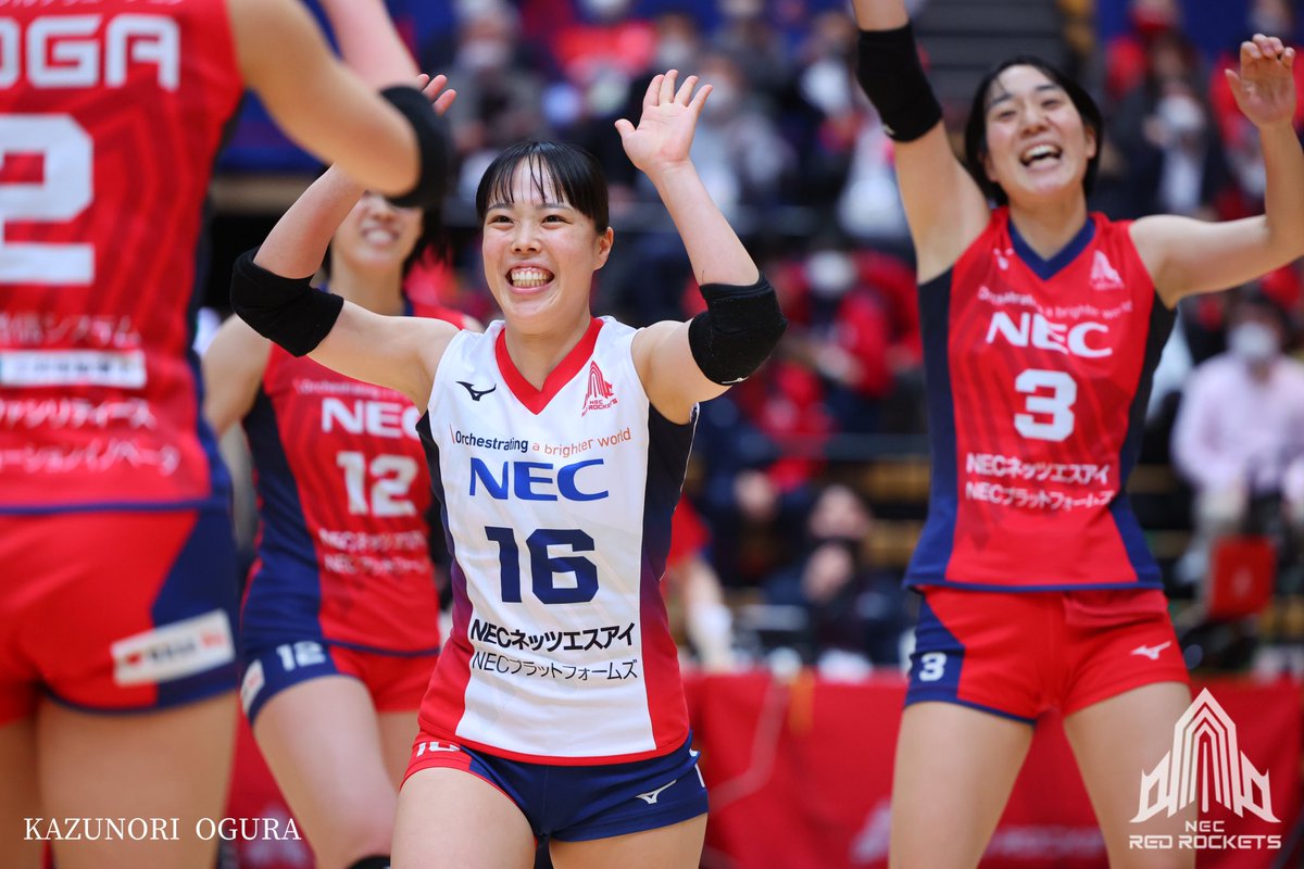 nec_rr_official's tweet photo. どんなボールもどんな体勢でも点数が取れるまで拾い続ける #小島満菜美 選手🐭❤️
選手の皆さんが選ぶ #BEST6 ベストリベロ編受賞🏆✨
何度もブロックフォローに入りアタッカーを鼓舞している姿や打ちやすい二段トスにはこれまでの努力を感じます。熱い熱い縁の下の力持ちです🔥
#necレッドロケッツ https://t.co/kfnemjFfH0