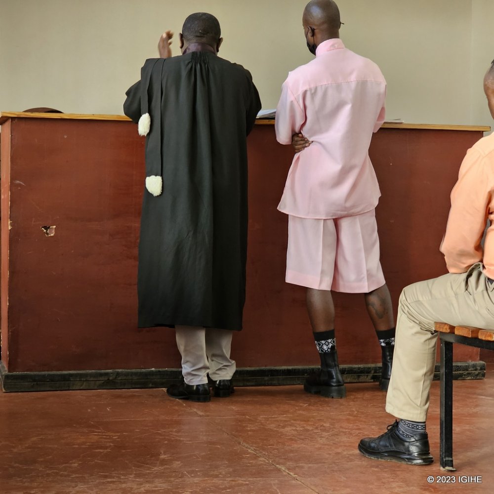 Moses Turahirwa washinze Moshions, yitabye Urukiko Rwisumbuye rwa Nyarugenge yambaye impuzankano iranga abagororwa, kugira ngo aburanishwe ku bujurire yatanze ku ifungwa n’ifungurwa ry’agateganyo. 
ow.ly/bRQ350OLAt0