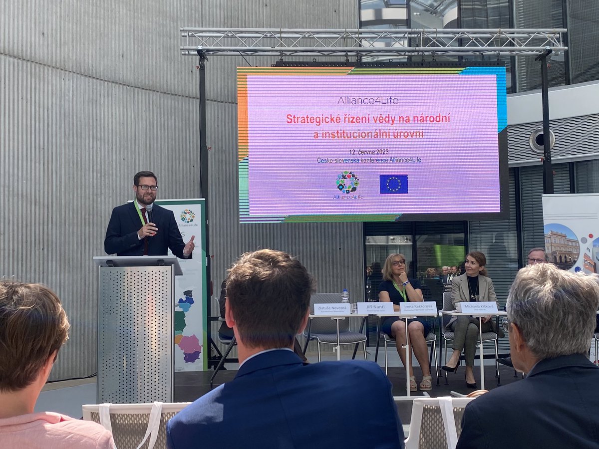 PavelTomancak's tweet photo. Now @jiri_nantl who was crucial for developing the @CEITEC_Brno scientific “miracle”. Sadly it his last presentation as #CEITEC @muni_cz Director. Nevertheless, with this conference he does come out with a bang 👏 Thank you for your service. https://t.co/USrSZvfTNq
