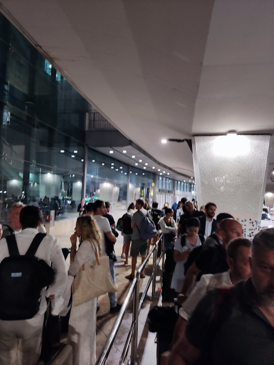 GDomenechP's tweet photo. Cola de la parada de taxi del aeropuerto de Valencia https://t.co/G9SaEI5oXG