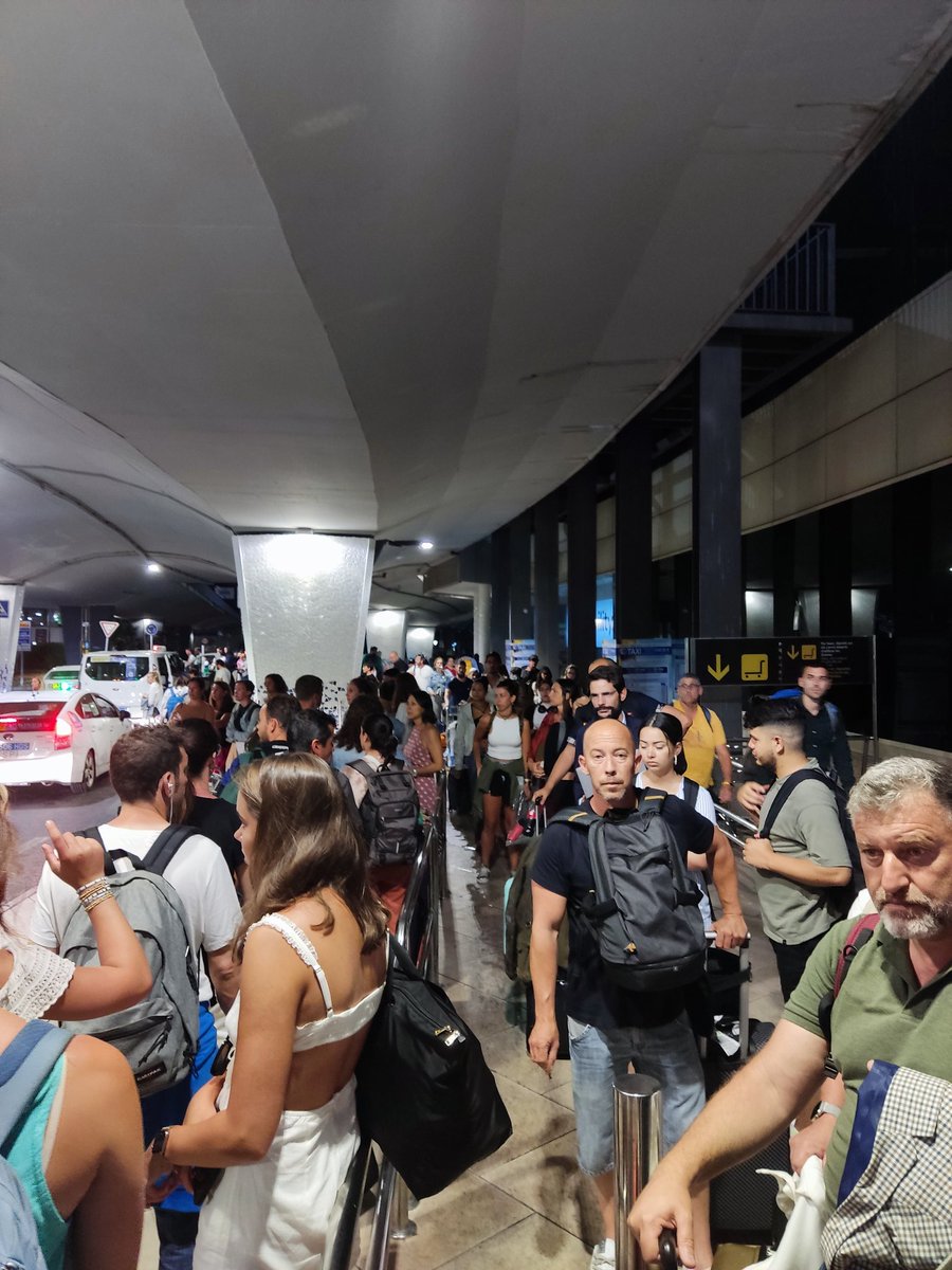 GDomenechP's tweet photo. Cola de la parada de taxi del aeropuerto de Valencia https://t.co/G9SaEI5oXG