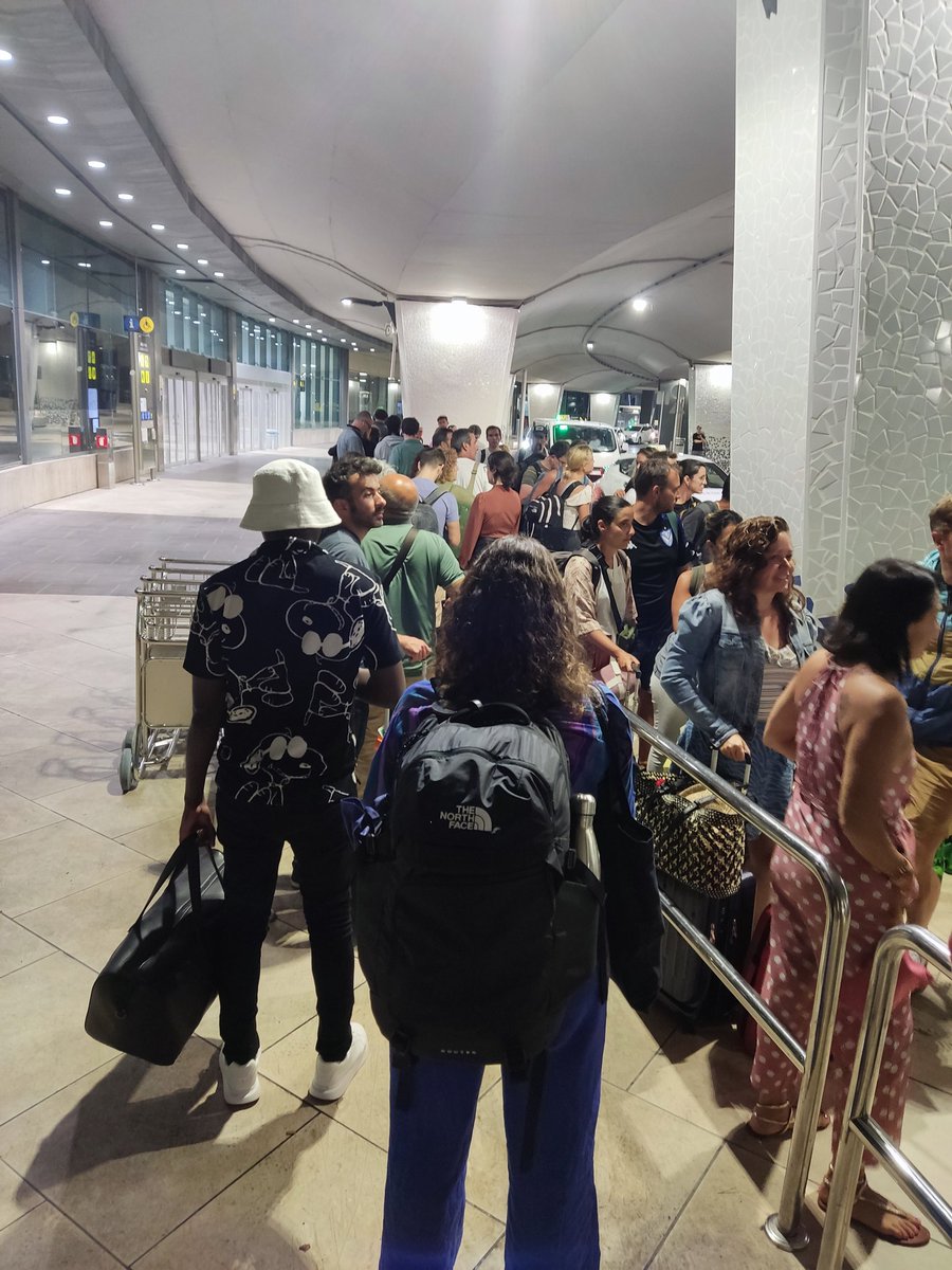 Cola de la parada de taxi del aeropuerto de Valencia
