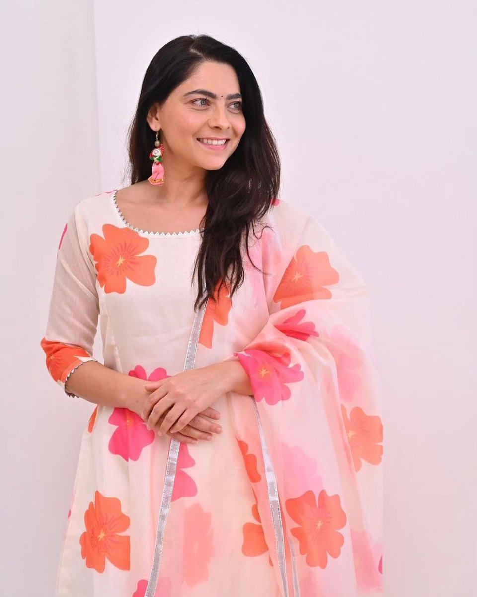 Samadha53401346's tweet photo. @sonalee18588 Looking back at the colours of summer 🌸

 #sonaleekulkarni #floral #dress #marathimulgi #colours #bright #onsetofmonsoon #monsoon 4 https://t.co/1tJcEhKAaZ
