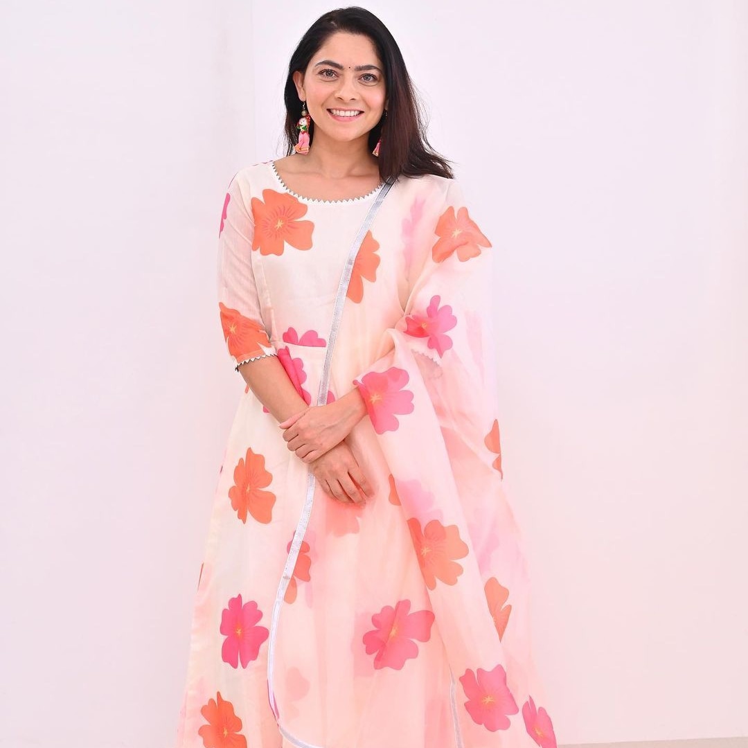 @sonalee18588 Looking back at the colours of summer 🌸

 #sonaleekulkarni #floral #dress #marathimulgi #colours #bright #onsetofmonsoon #monsoon 4