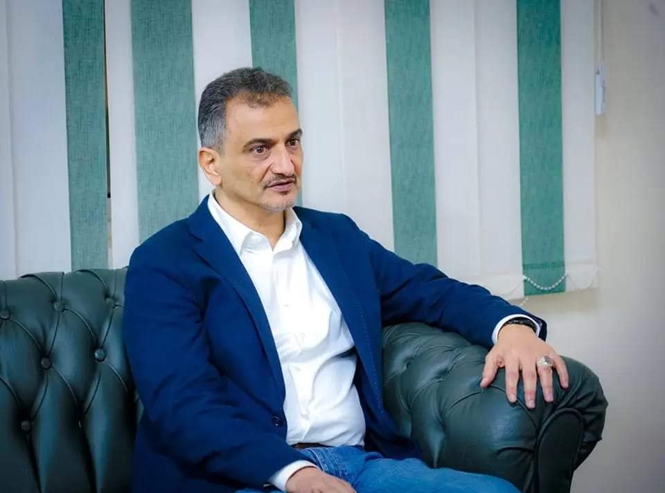 الله اكبر 
صميل لملس اشتقل 

رجال دولة 
والنعم فيكم 
كلنا لملس 

 لملس يوجّه بمنع توريد الإيرادات إلى البنك المركزي