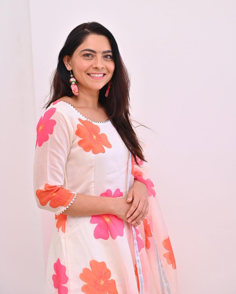 Samadha53401346's tweet photo. @meSonalee ....🌸🧡❤️ https://t.co/6uWKQz0c6D