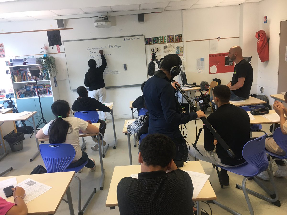Ce matin, #tournage du clip #valeursdelarepublique avec <a href="/Clg_Cassin_78/">Collège René Cassin Chanteloup Les Vignes</a> , des élèves impliqués pour incarner les valeurs…#JVLesMureaux Cc <a href="/BriceParinet/">PARINET Brice</a> <a href="/PatardDominique/">Dominique PATARD</a>