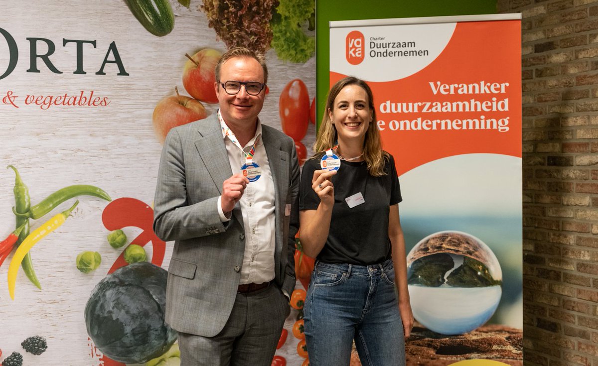 OVAMVL's tweet photo. De #OVAM zet sterk in op #duurzaamheid en de doelstellingen van het #VOKA Charter Duurzaam Ondernemen. De OVAM behaalde het certificaat 6 jaar op rij, het resultaat van een goed actieplan dat o.a. inzet op welzijn op werk. AG @WernerAnnaert mocht het namens de OVAM ontvangen. https://t.co/mtJhsWsqQp