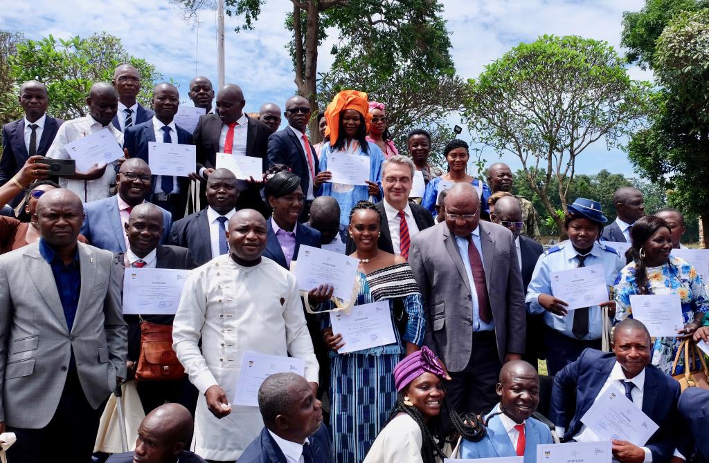FranceBangui's tweet photo. 🎓L'Ambassadeur de France en RCA, Jean-Marc Grosgurin et le Ministre de la Fonction Publique, Marcel Djimassé, ont remis les certificats de fin de formation à la 4ème promotion du programme Tamboula à l'ENAM de Bangui. 

Félicitations aux lauréats !

🇫🇷🤝🇨🇫 https://t.co/SBVdJjILFs