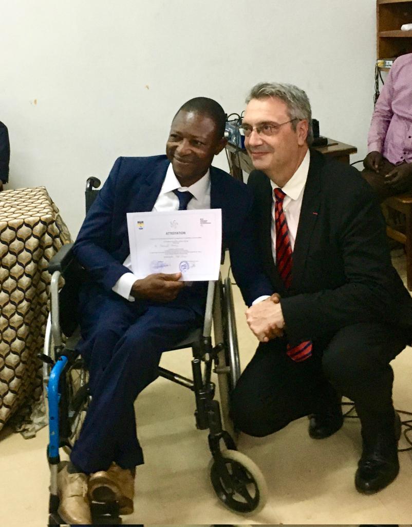 🎓L'Ambassadeur de France en RCA, Jean-Marc Grosgurin et le Ministre de la Fonction Publique, Marcel Djimassé, ont remis les certificats de fin de formation à la 4ème promotion du programme Tamboula à l'ENAM de Bangui. 

Félicitations aux lauréats !

🇫🇷🤝🇨🇫