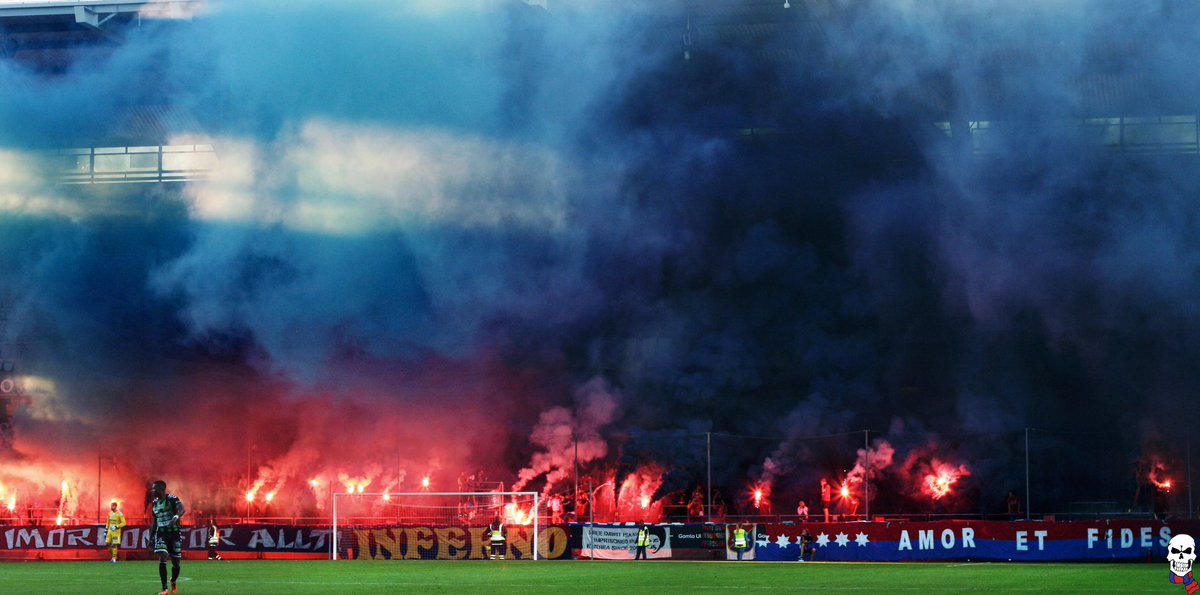 OstraSta1887's tweet image. I dag fyller Inferno Örgryte 18 år.
Östra Stå lyfter på hatten och tackar för den perfekta närvaron på Östra Stå sedan hemmamatchen mot Gefle IF 12/6 2005.