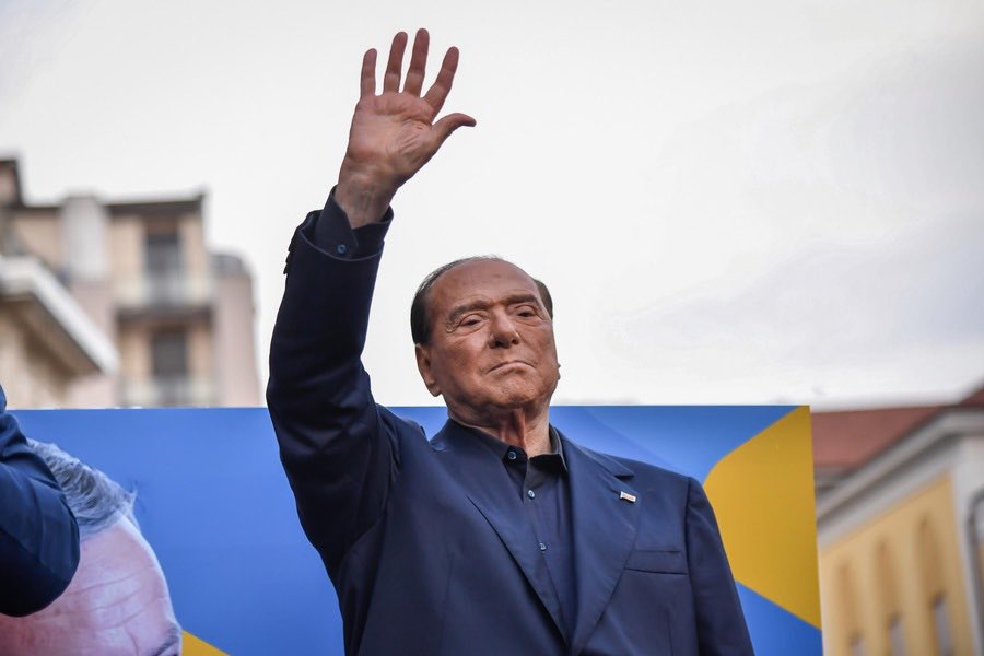 UntitledMagazin's tweet photo. #RIP #SilvioBerlusconi 
Lutto nel mondo della politica: Addio al Cavaliere Silvio Berlusconi. Aveva 86 anni

Al di là degli apprezzamenti e le idee che ha trasportato, non si può non riconoscere che è stata una personalità unica ed importante nella panorama politico italiano. https://t.co/ejmafzsG6Y