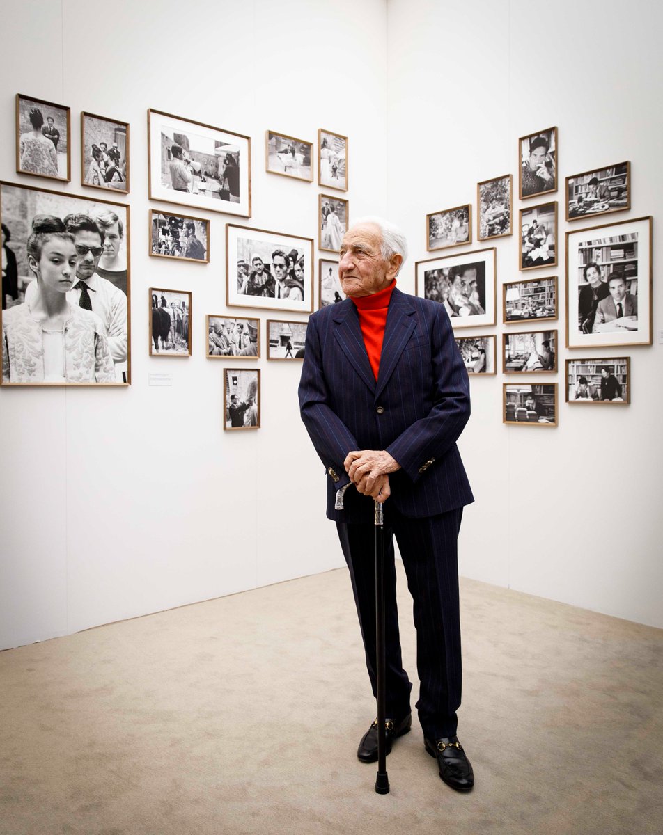 Museo_MAXXI's tweet photo. È entrato con passo leggero nel mondo dell’arte, della letteratura, del cinema, trovando nella fotografia sociale la propria strada, diversa, colta. Ricordiamo con grande affetto #PaoloDiPaolo, qui in uno scatto del 2019 nella sua mostra #mondoperduto 🌹 https://t.co/S2w5GptABw