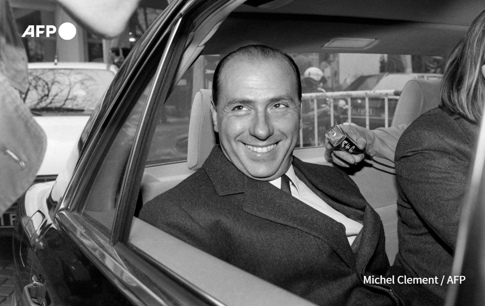 AFPcom's tweet photo. 🇮🇹  Silvio Berlusconi, the media magnate who ruled Italy for nine years, died today aged 86 from leukemia.
📸 #AFP pictures by @ggjulien, @pcruciatti, and Michel Clement.

#AFPArchives🗃 #photography #Berlusconi https://t.co/EBwAe2M678
