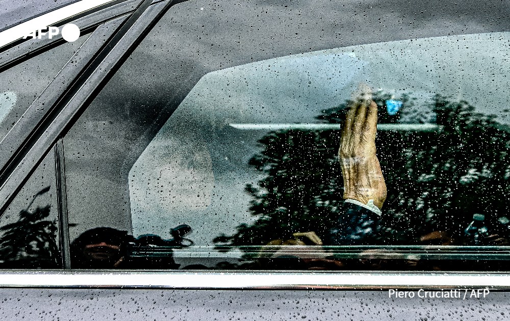 AFPcom's tweet photo. 🇮🇹  Silvio Berlusconi, the media magnate who ruled Italy for nine years, died today aged 86 from leukemia.
📸 #AFP pictures by @ggjulien, @pcruciatti, and Michel Clement.

#AFPArchives🗃 #photography #Berlusconi https://t.co/EBwAe2M678