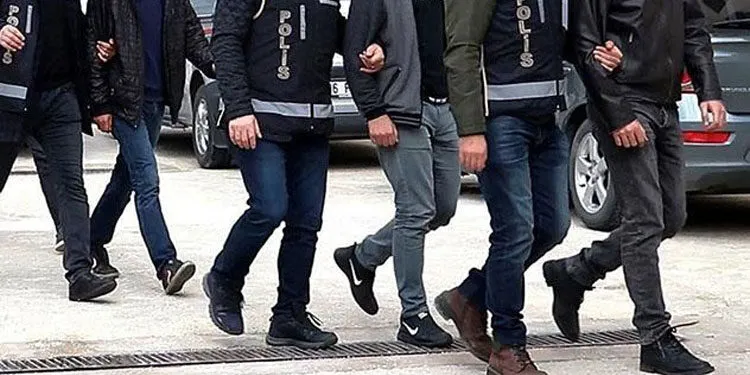 Muş’ta ev baskınları: En az 18 kişi gözaltına alındı

gazetekarinca.com/musta-ev-baski…