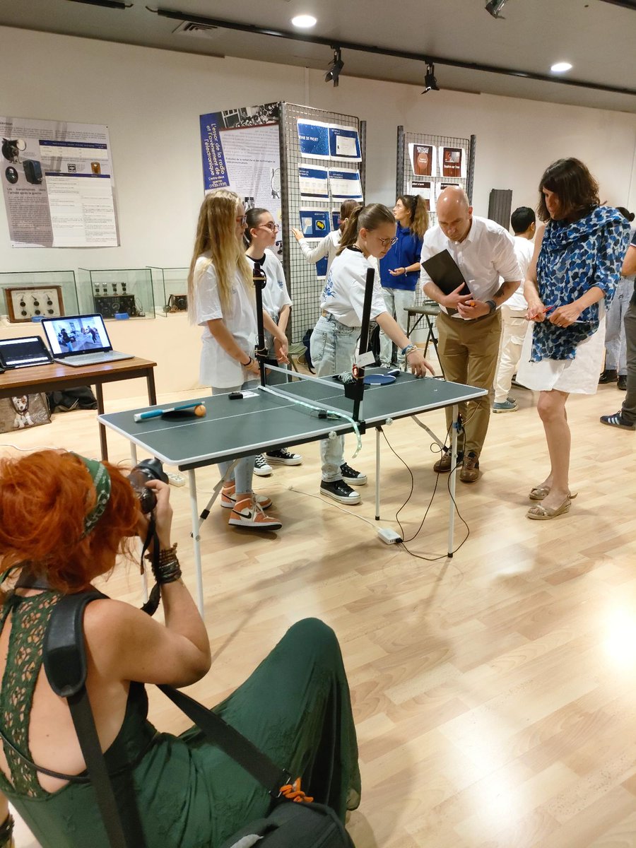 Delph__29's tweet image. Et présentation "en vrai" de la SmarTTable lors de la journée de valorisation des projets #YesWeCode de l'@acrennes au Musée des Transmissions de Cesson Sévigné avec des ambassadrices au top !!!