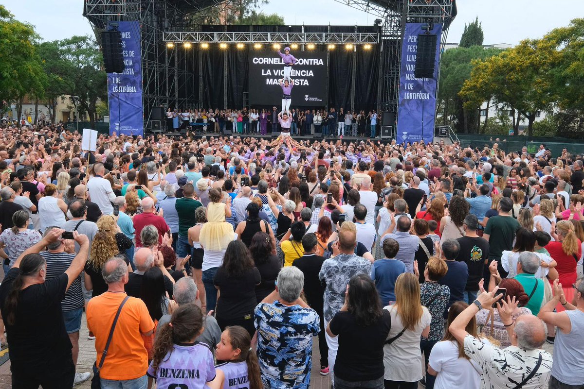 🔴Cornellà condemna la violència masclista de forma massiva. 

Unes 6.000 persones s'han concentrat a la Plaça de Catalunya en l'acte d'homenatge a la cornellanenca assassinada la matinada de diumenge. 

🔗acortar.link/cALICV

<a href="/Guillemfotograf/">Guillemfotografs</a> 📸