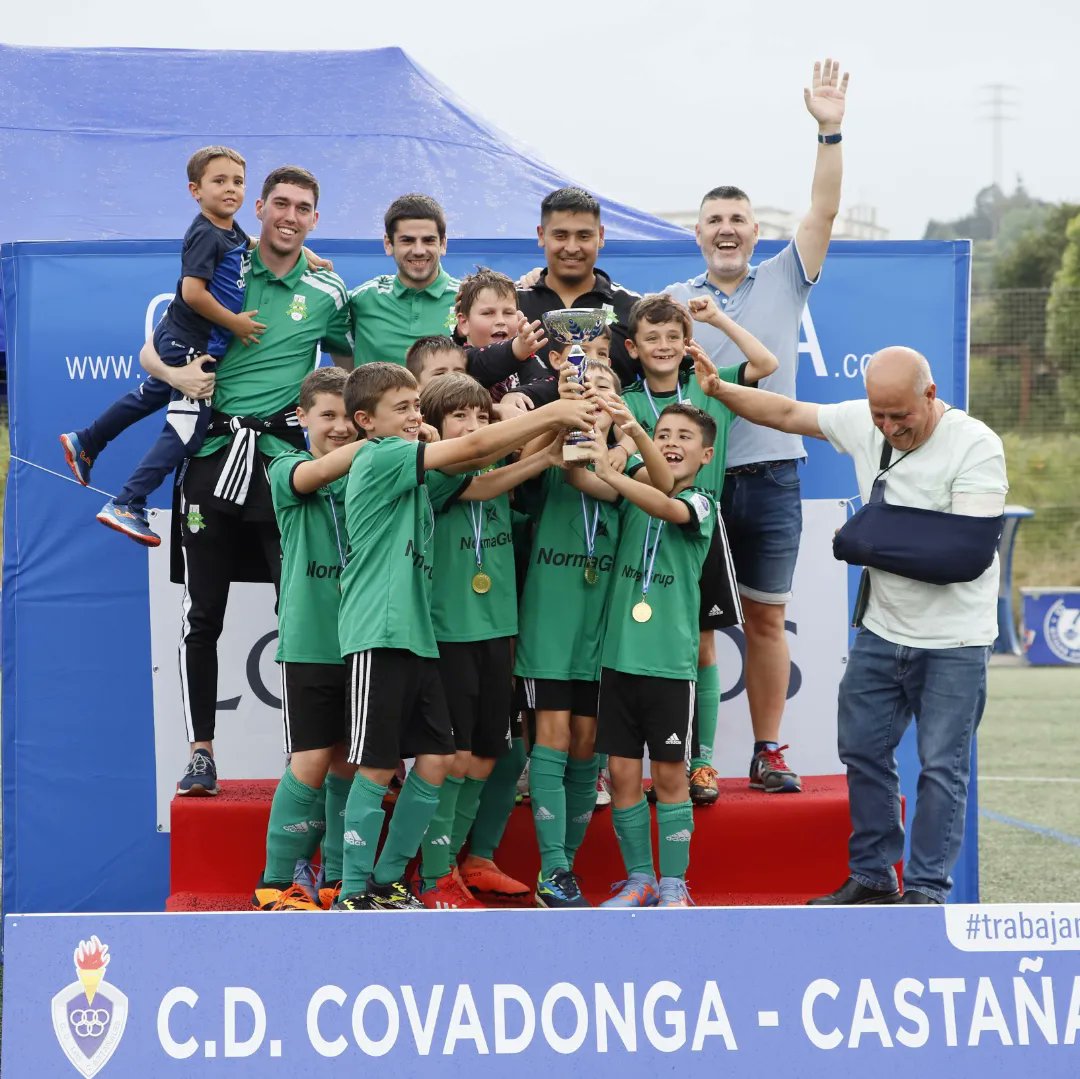 CDCovadonga's tweet photo. 🏆Campeones del I Torneo de Fútbol 5 Centro Comercial Los Prados y CD Covadonga.

👏Benjamín🫶 @SDColloto_ 🙌
👏Prebenjamín 🫶 @RealSporting 🙌
👏Minibenjamín 🫶 @UDLlanera 🙌

Enhorabuena🚀
#ITorneoF5CClospradosCova
#CDCovadonga https://t.co/LGc8xmA06K