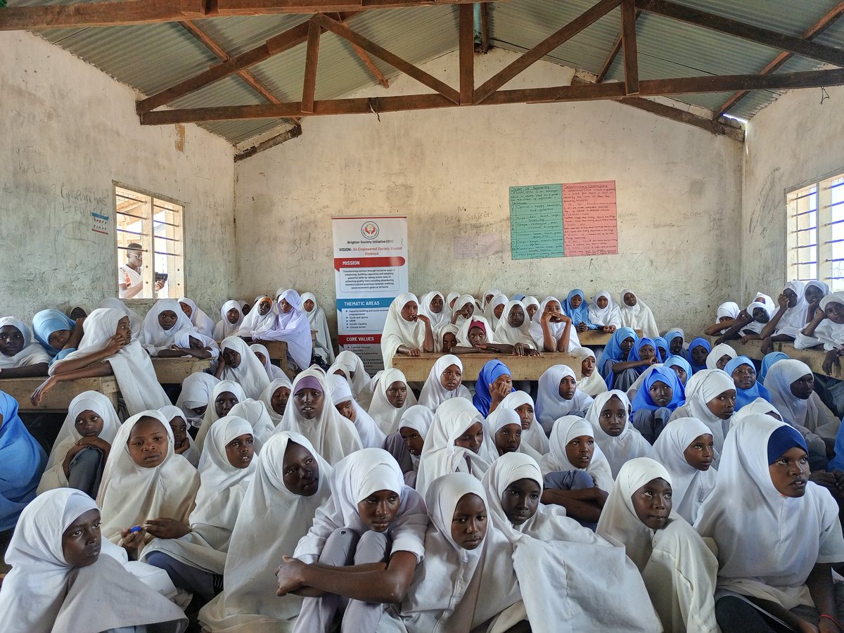 Girls mentorship program at Gafuru primary school courtesy of @WallaceGlobal
We trained girls on #EndFGM, #SRHR, #MenstrualHygiene, #EndTeenagePregnancy, Defilement, #EndChildMarriage and importance of education for sustainable future.
Empower a Girl, empower generation!
#EndGBV