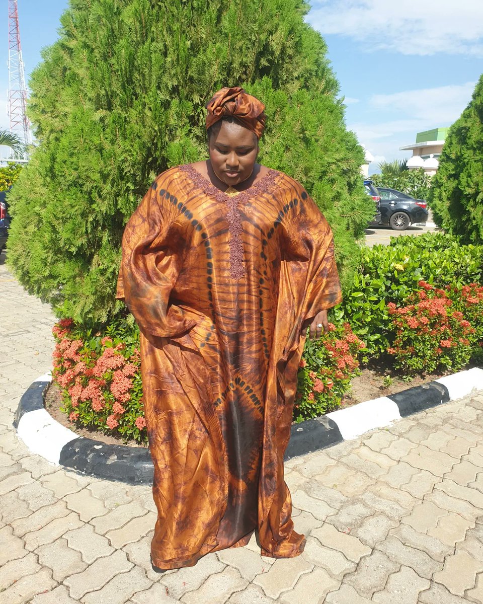 adukealasoadire's tweet photo. Long time no post😁😃 (removing cobwebs😅). *passing by &amp; dropping my fine pictures for you*😀😛. 

Stepped out in our Àdìre Silk bubu over the weekend and I looked so gorgeous😚💃😎. You just needed to see it😙

PS: Thank you for liking my pictures😉. 
📸: @certainsmallie https://t.co/LM3Mt6nL3F