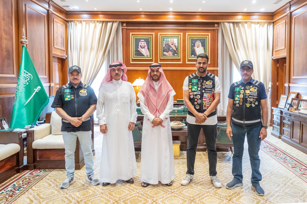 سمو #نائب_أمير_منطقة_حائل يستقبل الرحالة أ.عمر بن خلف الشمري من فريق رحالة حائل للدراجات النارية والذي يعتزم البدء برحلة إلى قارة افريقيا على دراجته النارية، واستمع سموه لنبذه عن الرحلة وخط سيرها ومحطاتها والمدة التي تستغرقها موضحاً التجهيزات التي تتم قبل وخلال الرحلة.