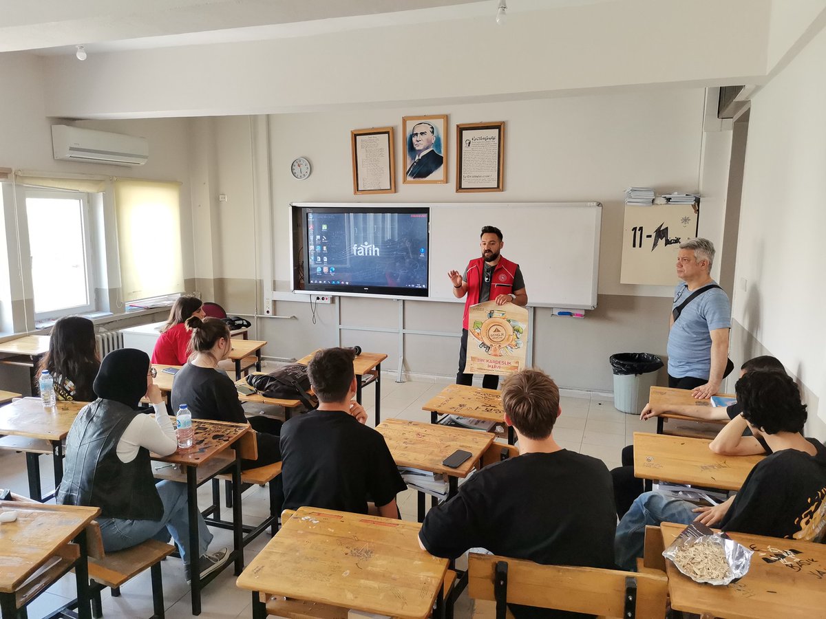 GSB_BBM75YilGM's tweet photo. 🇹🇷 #BirKardeşlikİklimi Gençlik Kamplarımızın tanıtımları tüm hızıyla devam ediyor... 😉

Bugün de;

📍İbrahim Bodur Mesleki Eğitim Merkezi 
📍Güzel Sanatlar Anadolu Lisesi'nde Gençlerimizle bir araya geldik..👍👍

@OA_BAK
@gencliksporbak
#GençlikKampları
#GSBBalıkesirBM75YılGM https://t.co/mJrRTwCDK3