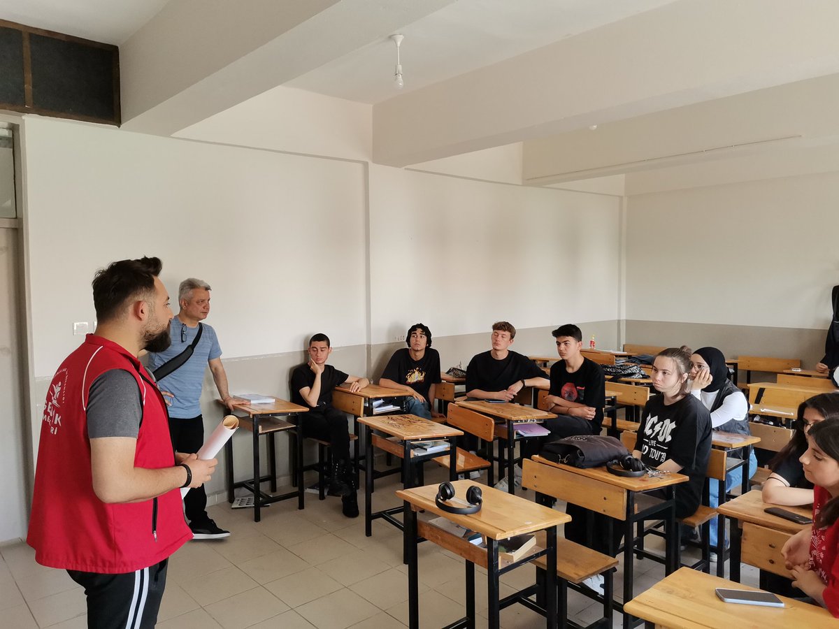 GSB_BBM75YilGM's tweet photo. 🇹🇷 #BirKardeşlikİklimi Gençlik Kamplarımızın tanıtımları tüm hızıyla devam ediyor... 😉

Bugün de;

📍İbrahim Bodur Mesleki Eğitim Merkezi 
📍Güzel Sanatlar Anadolu Lisesi'nde Gençlerimizle bir araya geldik..👍👍

@OA_BAK
@gencliksporbak
#GençlikKampları
#GSBBalıkesirBM75YılGM https://t.co/mJrRTwCDK3