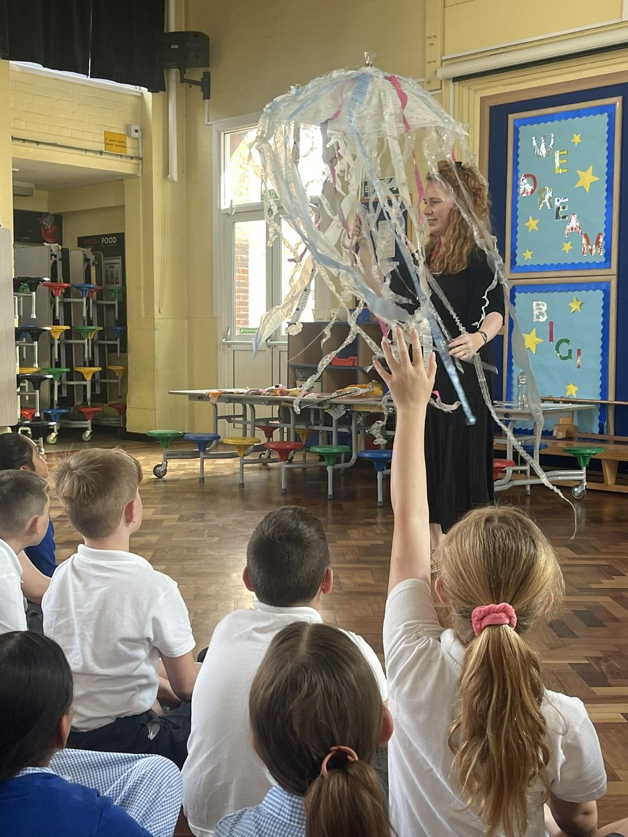 Miss_C_Nelson_'s tweet photo. What an amazing visit from Ella Ashworth from @MountviewLDN. She came to inspire our children and spoke about her job as a stage manager. She bought along some fantastic props too! @PelhamPrimary_ https://t.co/CE6JvsqTFD