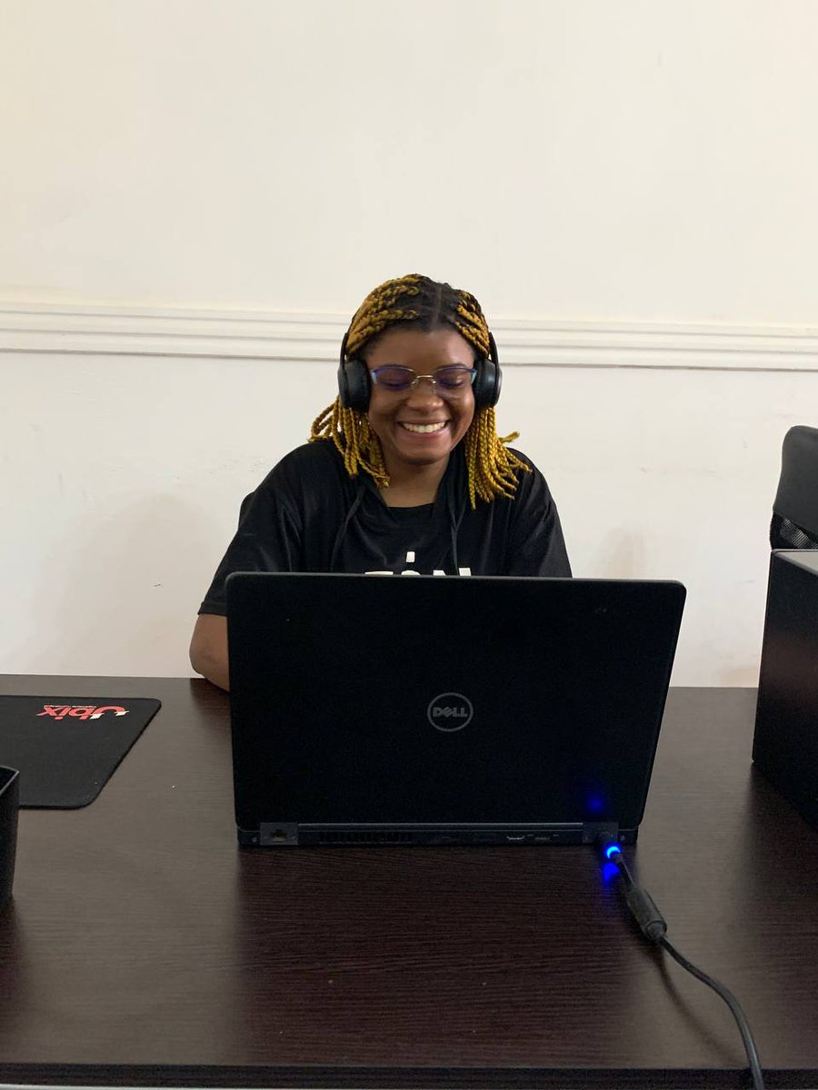ubix_group's tweet photo. Commençons la semaine avec le sourire de @Nathalie_taffot , notre développeuse backend 😉

Bravo pour tes nombreux progrès au sein de l'équipe Nathalie ! 👏🏽

#ubixgroup #transformationnumérique #tech https://t.co/I2zDa4ptpX