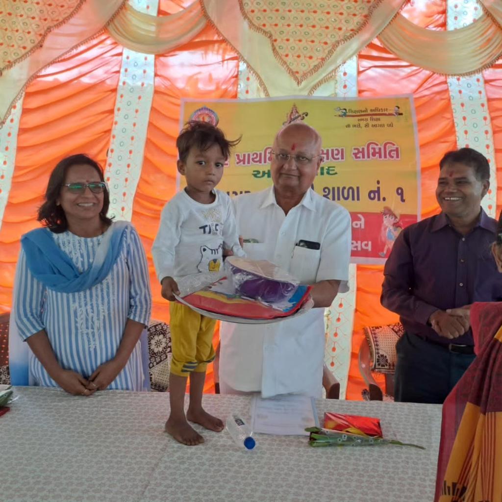 iDharmendraShah's tweet photo. આજ રોજ અમદાવાદ મ્યુનિસિપલ નગર પ્રાથમિક શિક્ષણ સમિતિ દ્વારા કન્યા કેળવણી રથયાત્રા અને શાળા પ્રવેશોત્સવ કાર્યક્રમ અંતર્ગત મણિનગર ગુજરાતી શાળા નંબર-૧ અને શાળા નંબર-૪ માં ઉપસ્થિત રહીને કીટનું વિતરણ કર્યું અને જરૂરી માર્ગદર્શન આપ્યું.. https://t.co/YbjYhXI6wi