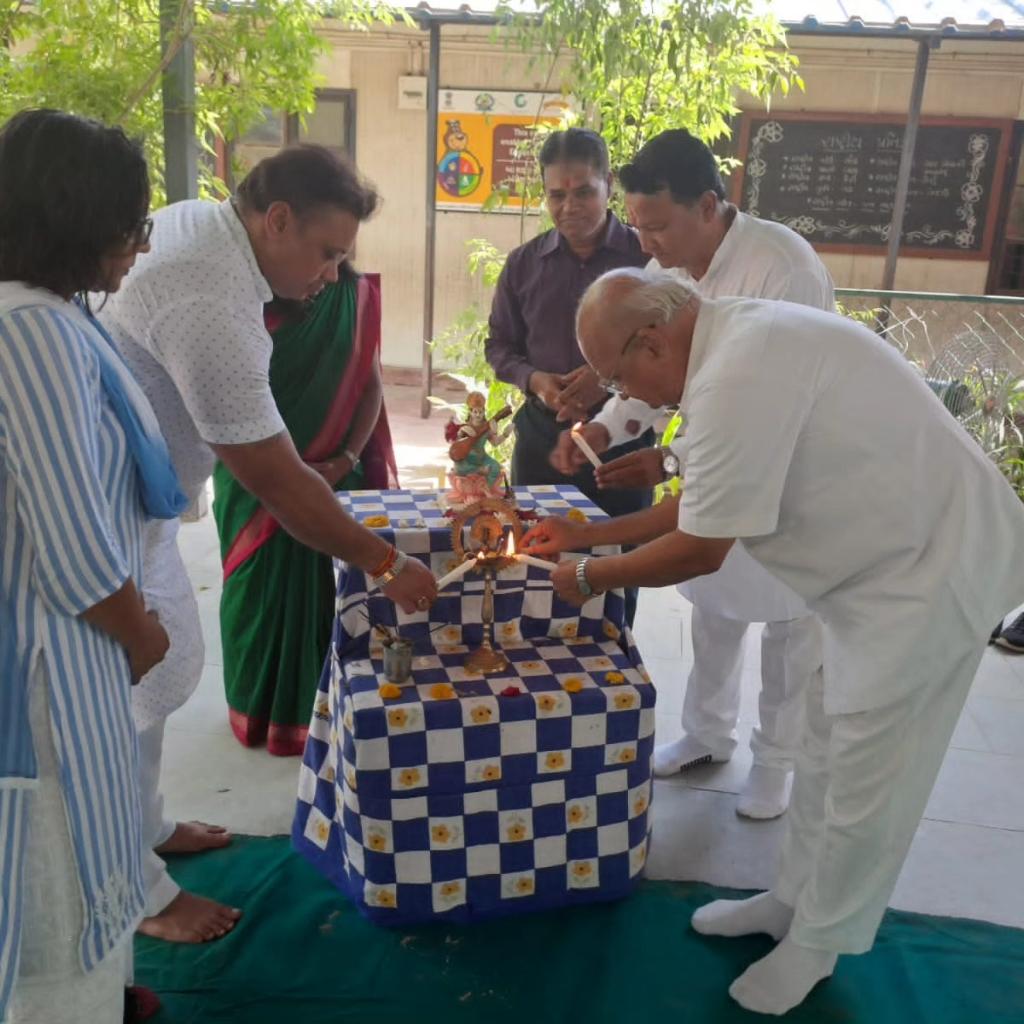 iDharmendraShah's tweet photo. આજ રોજ અમદાવાદ મ્યુનિસિપલ નગર પ્રાથમિક શિક્ષણ સમિતિ દ્વારા કન્યા કેળવણી રથયાત્રા અને શાળા પ્રવેશોત્સવ કાર્યક્રમ અંતર્ગત મણિનગર ગુજરાતી શાળા નંબર-૧ અને શાળા નંબર-૪ માં ઉપસ્થિત રહીને કીટનું વિતરણ કર્યું અને જરૂરી માર્ગદર્શન આપ્યું.. https://t.co/YbjYhXI6wi