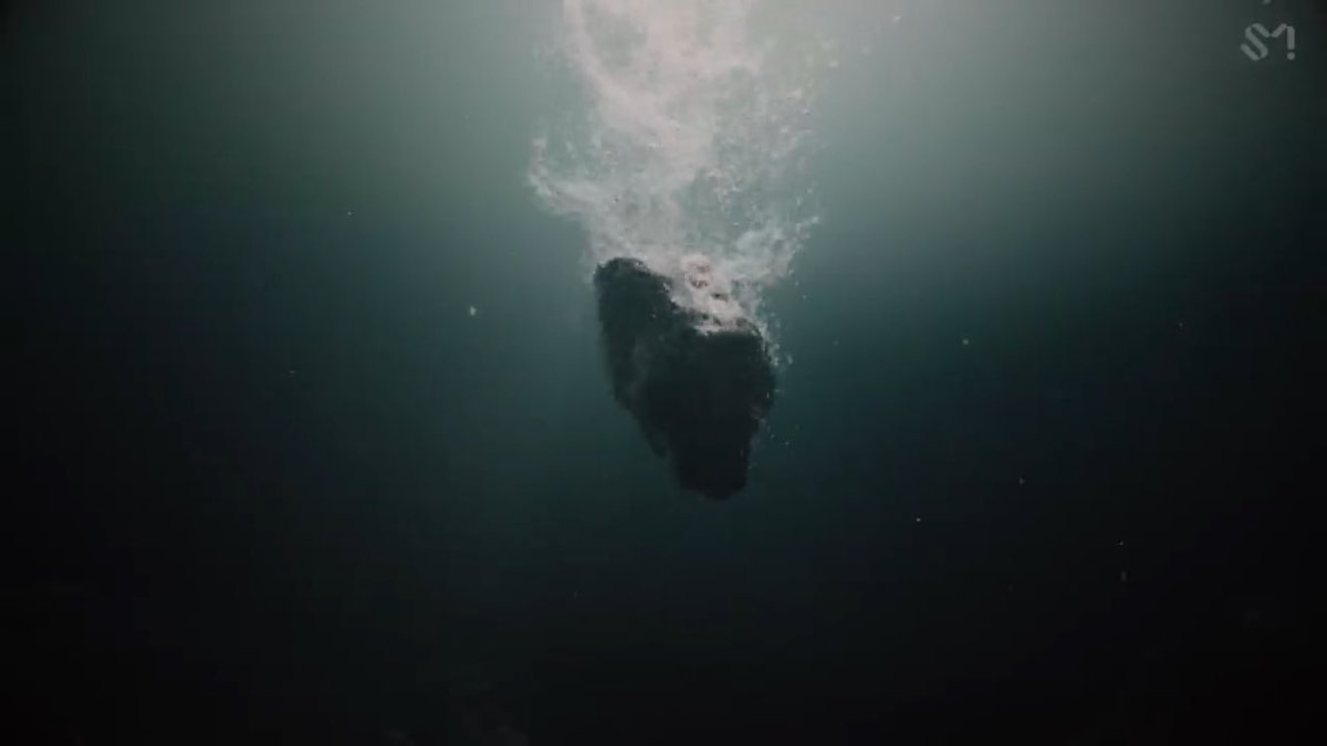 baekyeolpups's tweet photo. setelah terombang-ambing tidak jelas di lautan, baekhyun akhirnya berada di pulau tidak berpenghuni yg dia sendiri juga tidak tau ada di mana. baekhyun cuma sendirian aja dan masih bingung sama situasi yg ada, karena emergency landing dia jadi terpisah sama member yg lain 😭😭😭 https://t.co/g1LuC72AFQ