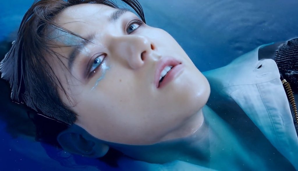 baekyeolpups's tweet photo. setelah terombang-ambing tidak jelas di lautan, baekhyun akhirnya berada di pulau tidak berpenghuni yg dia sendiri juga tidak tau ada di mana. baekhyun cuma sendirian aja dan masih bingung sama situasi yg ada, karena emergency landing dia jadi terpisah sama member yg lain 😭😭😭 https://t.co/g1LuC72AFQ