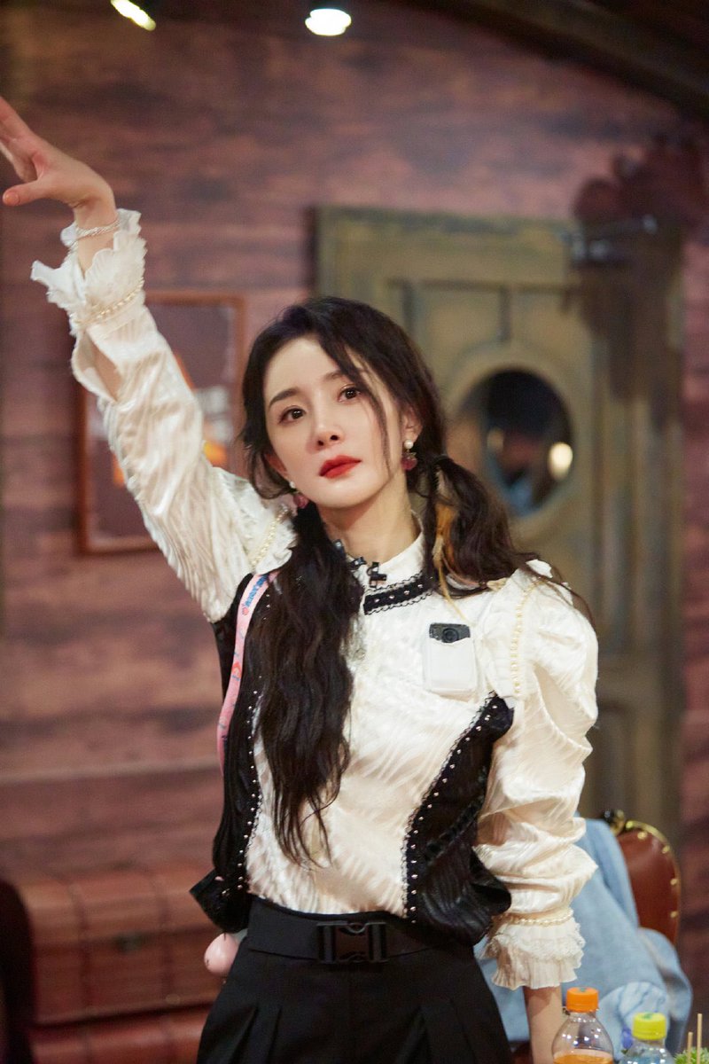#YangMi 
Retro dress with double ponytails, featuring a heart attack, 
brainpower online, happy full marks to start an adventure with Power Sister! 
This Wednesday at 12 noon, 
#GreatEscapeS5 #MangoTV 
the whole network broadcasts alone!