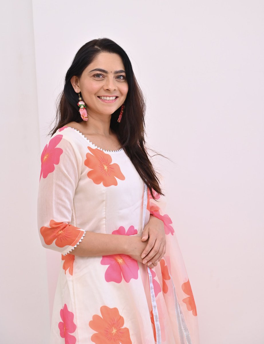 Simple simple हवी…. #simple मध्ये simple हवी 

Looking back at the colours of summer 🌸

#sonaleekulkarni #floral #dress #marathimulgi #colours #bright #onsetofmonsoon #monsoon