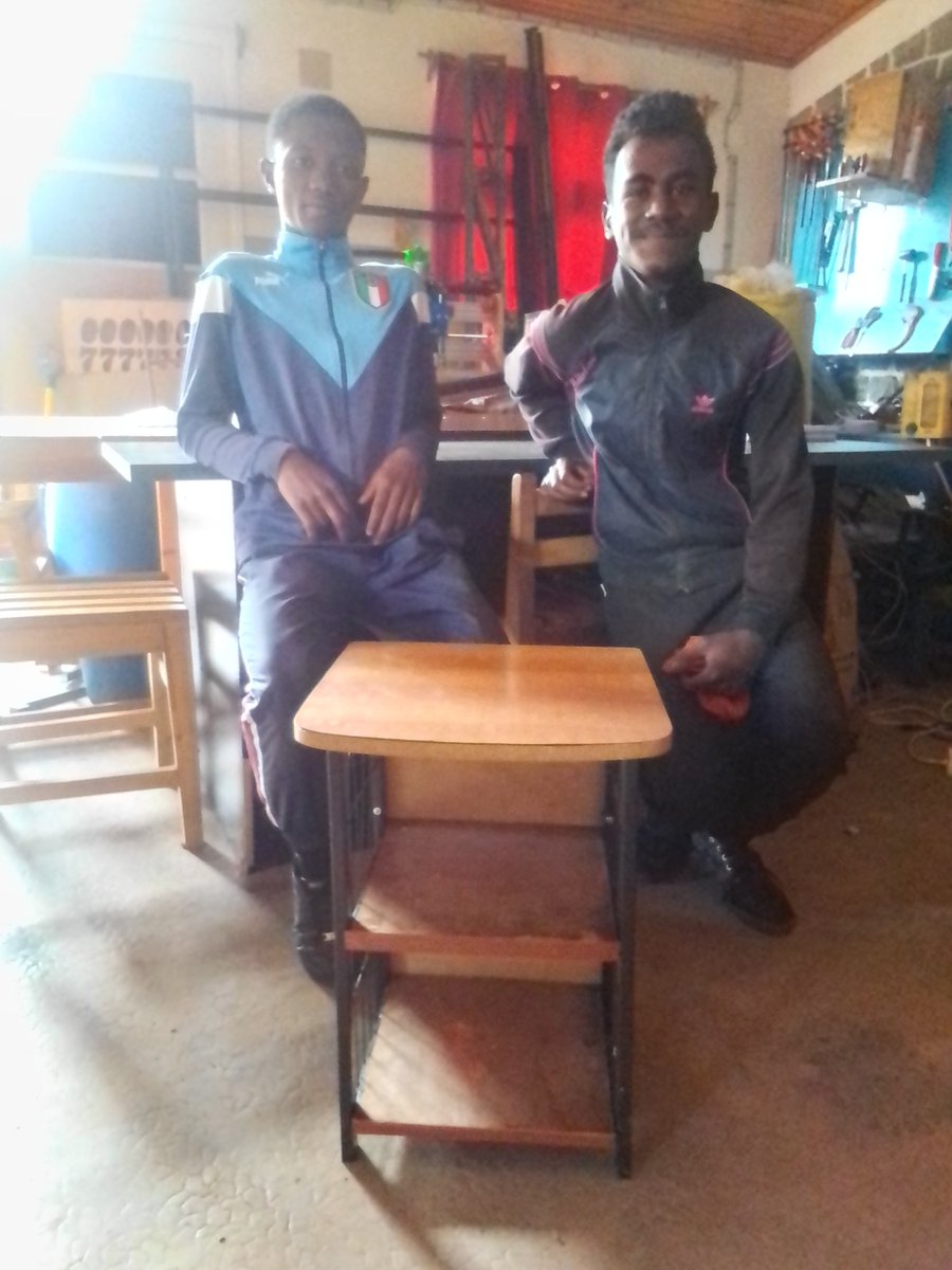 FabLabMamiratra's tweet photo. Jeter n'est pas toujours une solution. Dans un FabLab Solidaire, les jeunes déscolarisés peuvent acquérir de nouvelles connaissances pratiques, tels que réparer ou rénover des meubles pour leurs usages et le tout gratuitement. @FabLabMamiratra @OSMadagascar https://t.co/SAin2uNEhy