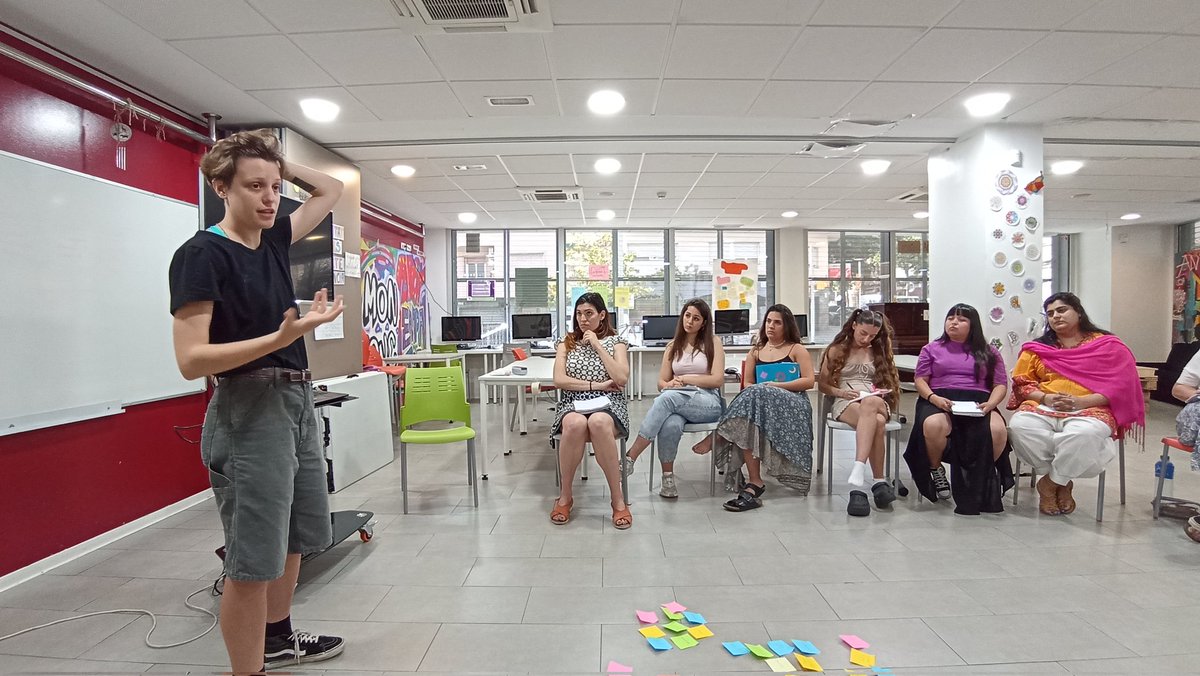 aeitaca's tweet photo. ℹ️ Comencem la setmana amb una formació sobre interseccionalitat impartida per l'@EscolaElSol
Parlem i reflexionem sobre el gènere, l'identitat, sobre feminisme, classe i opressions
#AEItaca #LH #CollblancLaTorrassa https://t.co/Xkju8Exr6m