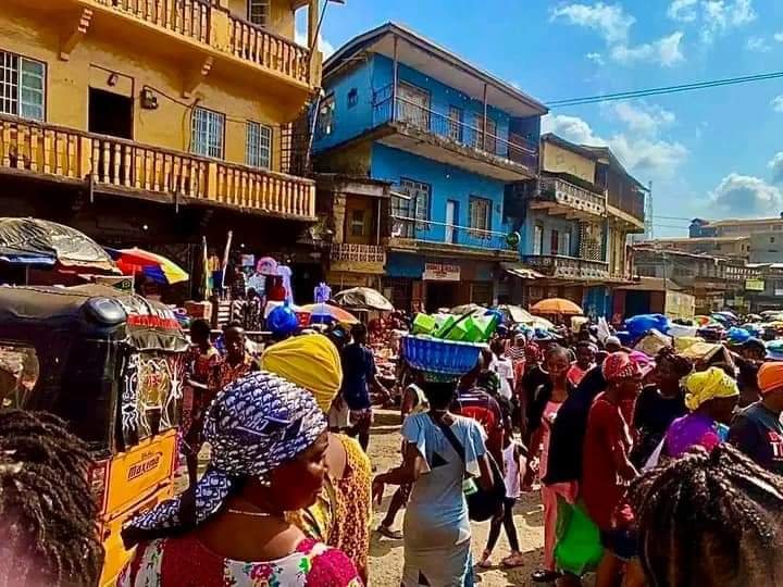 KSTAR96137679's tweet photo. Here is central city of freetown life is going on normal.
Everybody is going about their normal business we move no distraction.
President Bio must be reelected, full stop.โ๏ธ
#GameChanger
#5Done5MoreToGo #SierraLeone #SLPPDelivers #5MoreYears #OneCountryOnePeople https://t.co/qPkQw38uMf