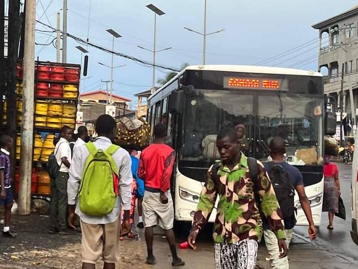 KSTAR96137679's tweet photo. Here is central city of freetown life is going on normal.
Everybody is going about their normal business we move no distraction.
President Bio must be reelected, full stop.โ๏ธ
#GameChanger
#5Done5MoreToGo #SierraLeone #SLPPDelivers #5MoreYears #OneCountryOnePeople https://t.co/qPkQw38uMf