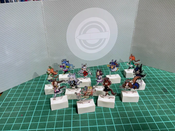 ポートメッセステークスに持っていくアナログゲームのコマ 一つ3cmくらいのアクリルのコマが合計12個付いてきます しかも両面印刷(両面で柄が少し変わってたりします)ですのよ