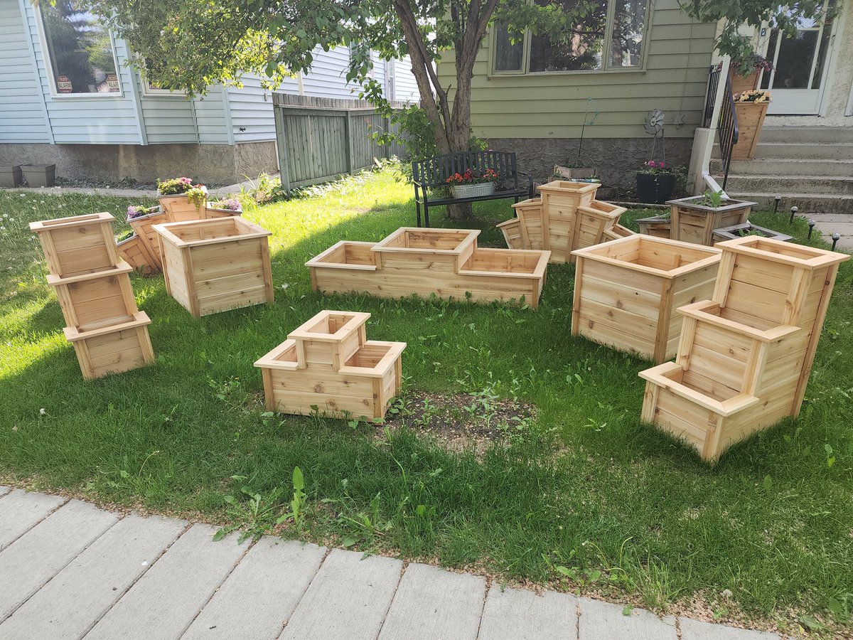 WhimzicalYeg's tweet photo. My largest order to date
7 custom planters going to a long term care facility. #whimzicalwoodcreations #customplanters #yeg #woodworking #cedarplanters #cedar https://t.co/9eB1oS2TZt
