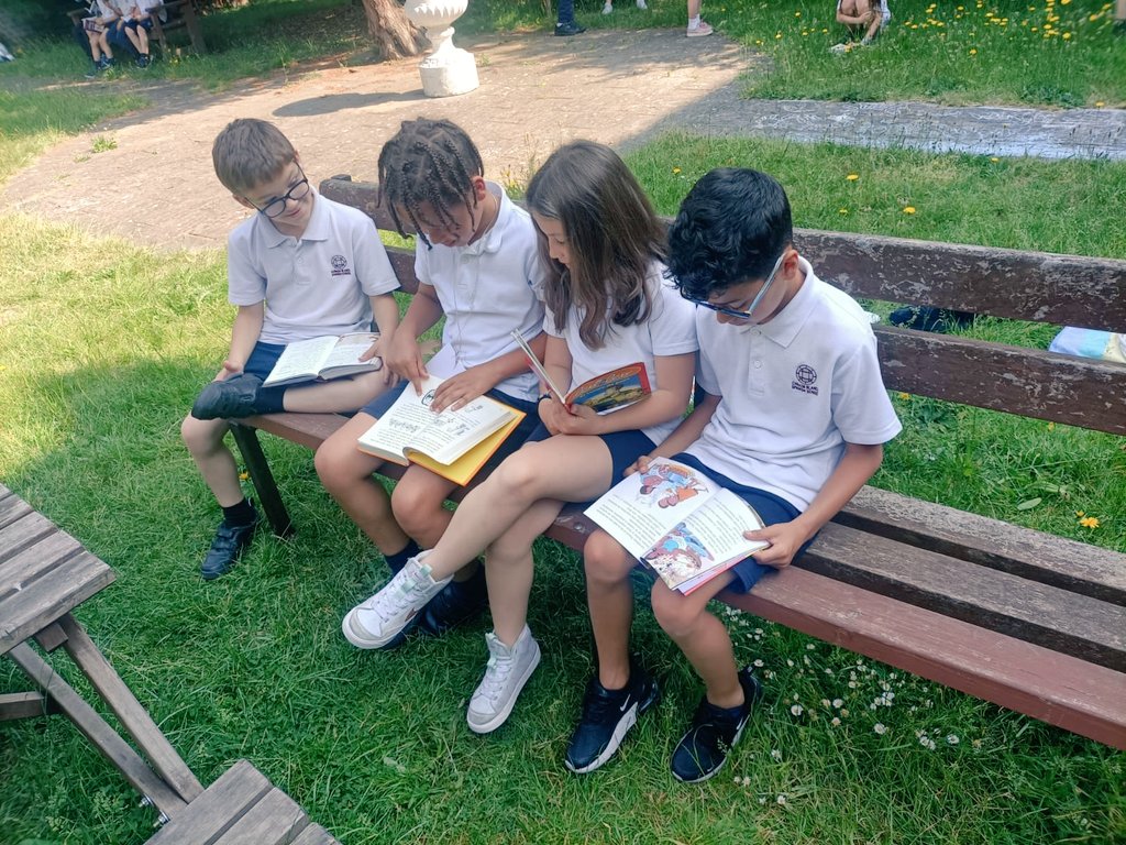 Canada_Blanch's tweet photo. Hoy la clase de Lengua se ha trasladado al Claustro 📚 Aprovechando el calorcito de Londres para #leer al aire libre🌞
#readingsession #proyectolingüístico
@AccEducativaExt @consejeriauk @isaschools https://t.co/6syRfHlpsH