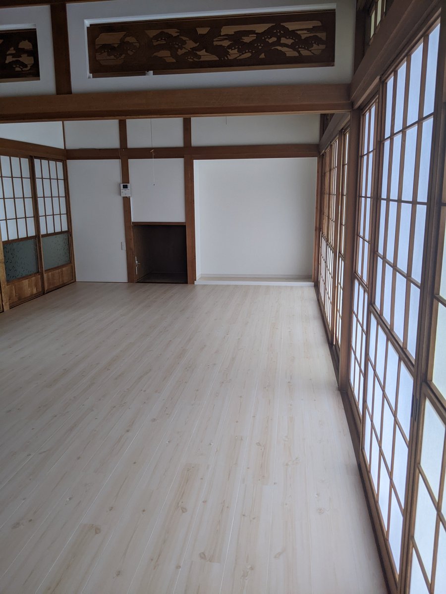 Ruhe_1133's tweet photo. 〜撮影可能場所公開〜
次にリビング!

こちらは和テイスト入ったかなり広めのブースです!
キッチン後ろの襖は取り外し可能!（ツリーにて写真公開） https://t.co/hpUFqcz4Ej