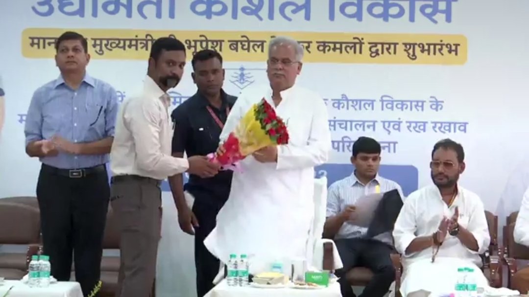 jjmchhattisgarh's tweet photo. #JJM, छत्तीसगढ़ एवं  #Unicef के संयुक्त तत्वाधान में 
राज्य में #कौशलविकासप्रशिक्षण के माध्यम से प्रशिक्षित  90 #युवाउद्यामिओं को माननीय मुख्यमंत्री श्री @bhupeshbaghel व मंत्री श्री @Gururudrakumar सहित उपास्थित अतिथियों द्वारा के द्वारा #जलमितान को टूलकिट प्रदान किया गया । https://t.co/obPDb1RjCH