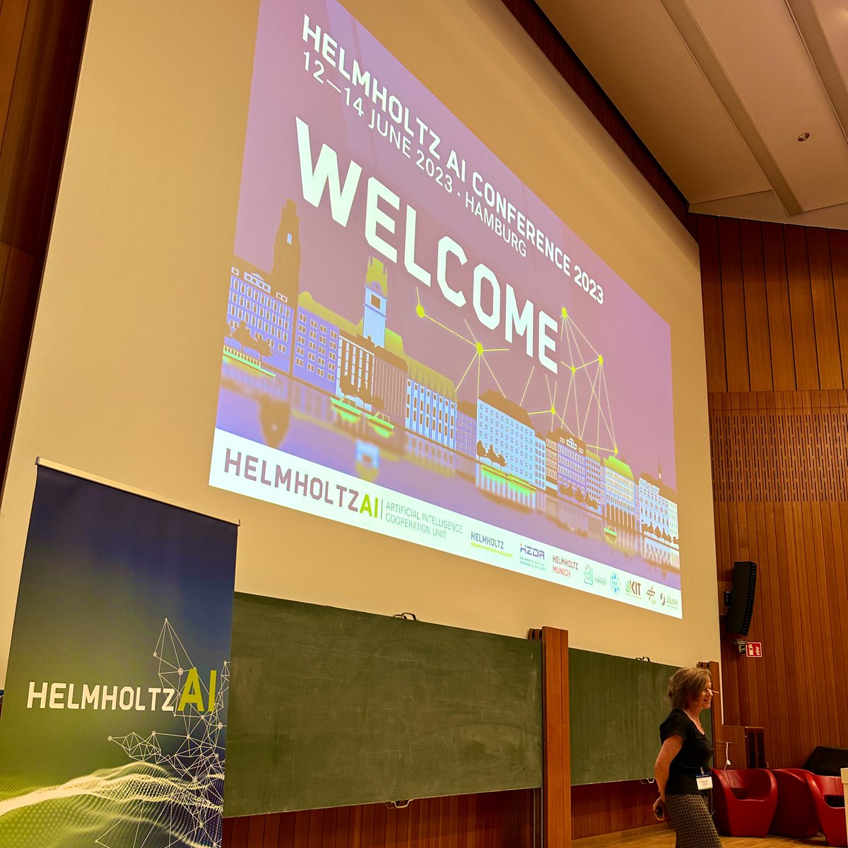 fabian_theis's tweet photo. Excited that our @helmholtz_ai conference 2023 is finally starting - @desy Hamburg; our host Judith Katzy kindly kicking it off. Online stream as well available to learn about exciting research on AI in science! #helmholtzAIcon https://t.co/Wo0zEfDn0v