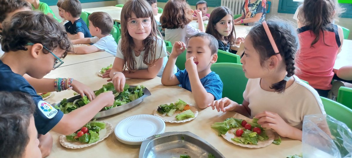 epiasabadell's tweet photo. Vam convidar als companys d'I4 per compartir una estoneta plegats. Les amanides eren boníssimes!!!

#SUMMEMPIASABADELL
#2NPRIPIASABADELL
#I4PIASABADELL https://t.co/09DeRUiby8
