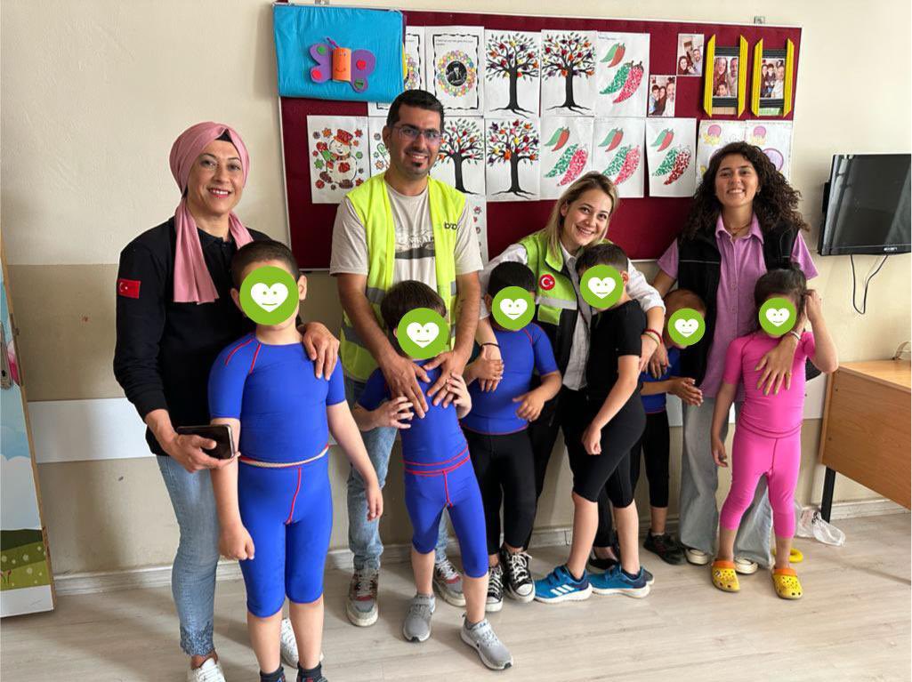 haluklevent's tweet photo. Ahbaplar Şanlıurfa’daydı.
İl Milli Eğitim Müdürlüğüyle imzalanan işbirliği protokolü ile özel gereksinimi olan en az 1000 çocuğumuza yönelik 

-duyu girdisini arttıran
-dikkat süresini uzatan 
-ayakta daha uzun süre kalabilmelerini sağlayan 
terapi giysilerini verdiler.
@ahbap 💚 https://t.co/T59epG57Kk