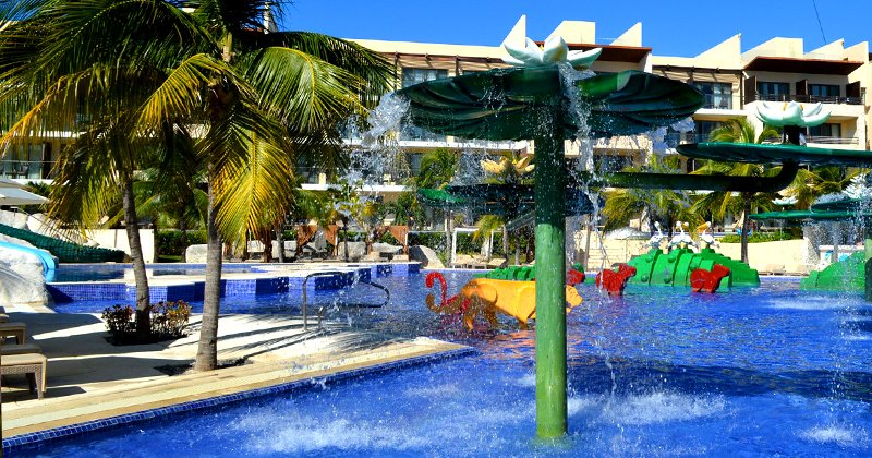 Making a splash is just another day in the life of Royalton Riviera Cancun. 🌴💦 
best-online-travel-deals.com/resorts-for-ki… 
#mexico #familytravel #vacation #allinclusive
